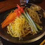 真壁ちなー - 沖縄そばの冷やし。さっぱり醤油だれ。もっちり麺がタレに絡んで旨し。