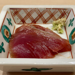 Sushi Umiji - 四国 初鰹
                        軽く漬けにした鰹は初鰹らしくさっぱりとした脂のりです♪