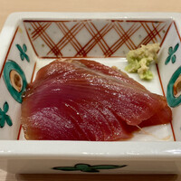 寿司海路 - 四国 初鰹
                    軽く漬けにした鰹は初鰹らしくさっぱりとした脂のりです♪