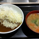 吉野家 - 『ﾁｰｽﾞｽﾊﾟｲｼｰｶﾚｰ（大盛）』と『とん汁』