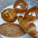 パン屋 プラティニ - 買ってきた、クリームパン＠130、クロワッサン＠130、粒アンパン＠130、焼きカレーパン＠160、レーズンバンズ＠100