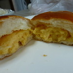 パン屋 プラティニ - クリームパン、半分に割ってみました