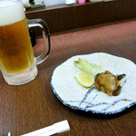 海洋 - 【２０１３年８月】ビール５００円と付き出し。干物を焼いたので、パリパリしてて香ばしい！