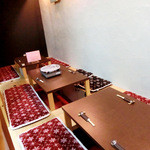 海洋 - 掘り炬燵の小上がりに、半透明のプレートが・・。人口水晶の焼肉用プレートなのだとか。