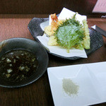 海洋 - 【２０１３年８月】　天麩羅盛り合わせ。９００円。アスパラ多めでお願いします♪天つゆと、台湾？の胡椒、お塩で頂きます。