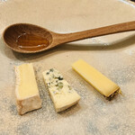 communico - フォルマッジョ　
      　白カビチーズ　青カビチーズ　ハードチーズ　蜂蜜