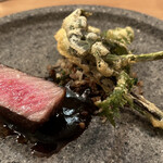communico - 大和榛原牛  イチボのロースト
                                　月ヶ瀬干し椎茸と黒にんにくのソース
                                　山菜フリット（こごみ　タラの芽　こしあぶら）　
                                　蕎麦の実 