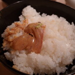 Ginza Asami - 陶器で炊いた温かい”ご飯”に”胡麻ダレ”を纏った”鯛”を乗せれば、食欲をそそる”胡麻の香り”が、漂ってきます。