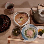 銀座 あさみ - ”鯛茶漬け”には、”ご飯”、”胡麻ダレに漬けた鯛”、”茶漬け用のお茶”、"小鉢"は２種類、”香の物”、最後に”デザート”が付きます。
