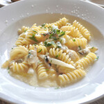 トラットリア タンタボッカ - アサリとクリームソースのフジッリ