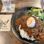 カレーセンター マエダ - ダークキーマカレー ¥800 + 半熟ゆで卵 ¥100