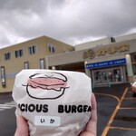 かま栄 工場直売店 - イカバーガー 350円(税込)。