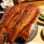 シハチ鮮魚店 - 2段重ねのうなぎ丼 2,035円(税込)。
