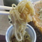 手打そば　いしやま - お次は､汁と辛味大根を絡め･･･、