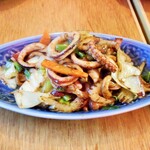 旅人シェフのタイ食堂 KHAO - 青森スルメイカとたっぷり野菜の黒胡椒炒め