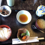 八千代 - 味噌汁は、シジミ汁。右上は、茶碗蒸し。