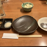 Choi Oden - お通し代わりの薬味「醤油玉ねぎ」と「山わさび」、奥にあるのは「卵たっぷりのポテトサラダ」