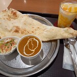 TIFFIN de CoCo - プレーンナンとインドカレーのセット(チキンカレー)、マンゴーラッシー