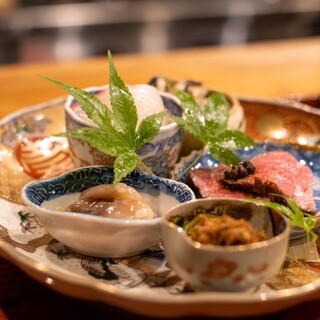 Dashi-based dishes using seasonal ingredients. A dish that goes well with alcohol