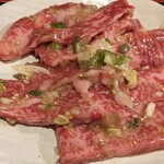 黒毛和牛一頭買い 焼肉行徳苑 - カルビ(塩)
            初めての塩味
            かなり美味いと思った
            多少なりとも淡泊な塩に、より良い部位をまわす？
            なんて邪推したりして