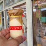 おやつとやまねこ - 尾道プリン(税込420円)
            檸檬シロップソース付き
            店舗外観はまるっきり昔の駄菓子屋さん。
            お婆ちゃんが店番してたら完璧なのですが、残念ながら若い女性スタッフが複数人いらっしゃいます