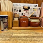 つけ麺屋 やすべえ 新宿店 - 卓上