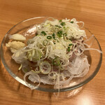 ちょいおでん 小伝馬町店 - タン刺し葱まみれ、下に玉ねぎ、上に白ネギ