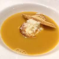 レストラン ロワール フレンチ - ホタテとエビのムースにスープドポワソンを注いで