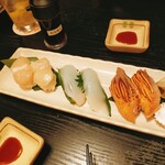 弥助 - ホタテ　イカ　あぶりサーモン握り