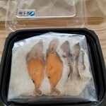 本にごろ鮒専門 飯魚 - 鮒寿司は真空パック。少量だからな570円税込。JA直売所だと590円税込で売られてましたから、店舗で買うのが少しお得。