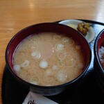 やぶ善 - 大きめの麩が浮いた白味噌のお味噌汁。