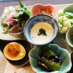 カフェ笑夢 - 野菜サラダ、コンポート＆卵、ビシソワーズ、ピンクペッパー添えのオニオンピクルス、赤魚の西京焼き