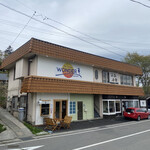 織田薪軽井沢はなれ - 左下が店舗。ひっきりなしに来客。皆さんよく知ってますね