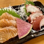 Taishuu Sakaba Tenkuni - 「鮮魚二点盛」サーモンとタコかぁ。。ナンかサビシイ。