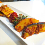 生ホルモン処 おさむちゃん。 - キムチ (白菜,トウモロコシ,イチゴ,ほうれん草,タケノコ,水茄子)