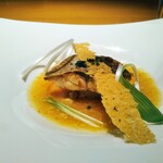 銀座 シェ・トモ - 愛媛県産真鯛のソテー　真鯛のスープドポワソン　サフラン風味と共に