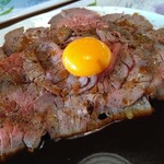 炉窯炭焼 肉バル ローツェ - お肉こん盛り