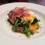 イルピアット - 菜の花と半熟玉子のサラダ仕立て