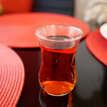 AZEL RESTAURANT&BAR - 不思議な形状のグラスに入っているのはチャイと言われている紅茶で熱々です。