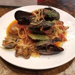 イルピアット - アサリとムール貝とトマトソース