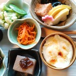 カフェ笑夢 - カリフラワーとさやいんげんのタルタル和え、筍や厚揚げワカメなどのお煮しめ、レーズンとキャロットラペ、グラタン、田楽