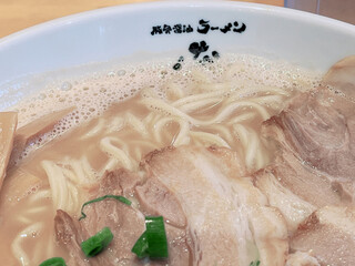 Tonkotsu Shouyu Ramen Nakashou - ラーメン（特盛）の自家製の中細ストレート麺