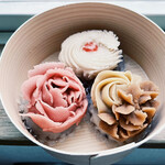 タケノとおはぎ - 苺とシナモン
コーヒーとデーツ
メアリーローズ(白こし餡×クランベリーのザクロ酢煮×ザクロピューレ)