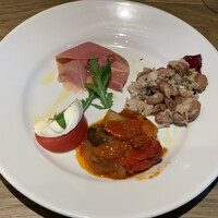 イル カルディナーレ 銀座コリドー店 - 前菜盛り合わせ 生ハム・カポナータ・カプレーゼ・豆とツナ