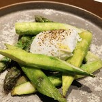 Grilled asparagus and soft-boiled egg with special garlic salt