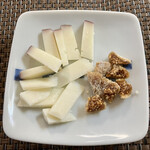 ティオ・ダンジョウ - スペイン産チーズの盛り合わせ