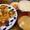 ホワイト餃子 - 焼き餃子8個定食(税込899円)
小盛りご飯、お味噌汁キムチ付き
餃子は皮がぶ厚く、外側はカリッとして噛むとモチッとしています
具材は31種類使っているらしく餃子のあんもしっかり入っています