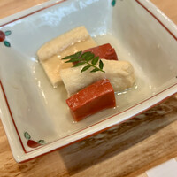 鉄板焼き あおやま - 赤蒟蒻と油揚げの八宝出汁