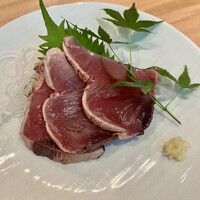 鉄板焼き あおやま - かなり厚めの鰹のタタキ