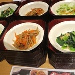 大かまど飯　寅福 - ３種の惣菜は食べ放題